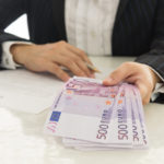 Mann übergibt Kunden viele 500 Euro Scheine